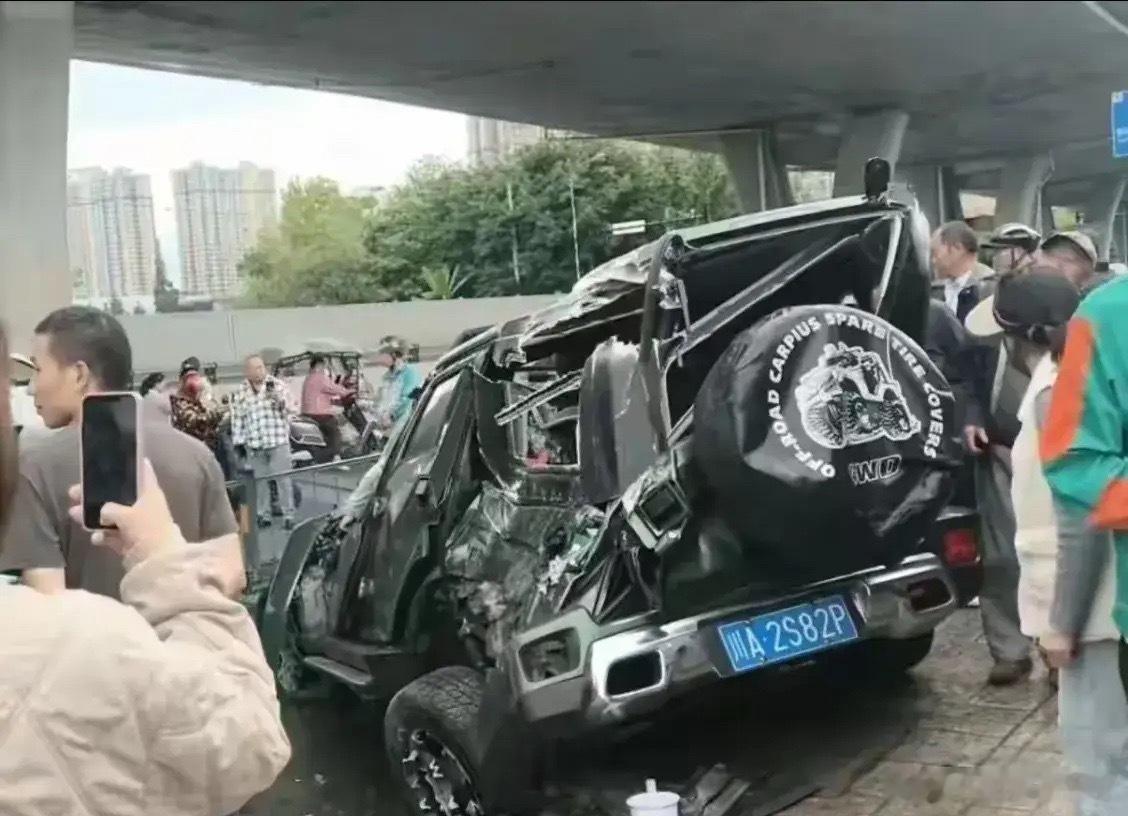 命硬还是车硬成都越野车坠落高架，刚好砸到下方电动车。说真的，这什么车，结构强度不