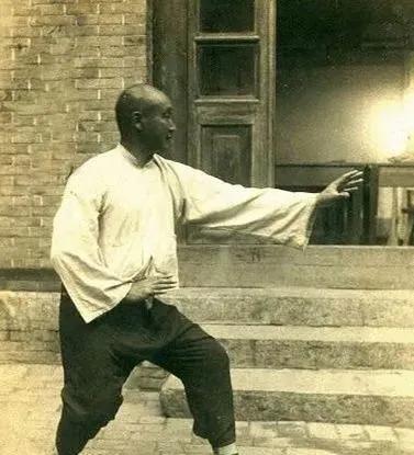 1921年，4名日本武士在奉天摆擂台，接连打败十几个武术高手，并叫嚣中国无人，傅