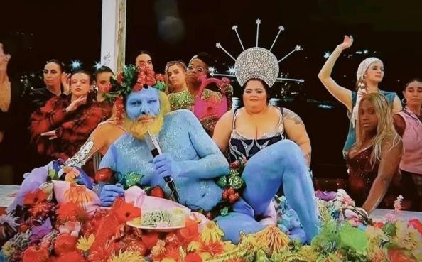 大家还记得巴黎奥运会期间那个蓝精灵吗？当初看只觉得刺眼，现在才懂，我们可能都