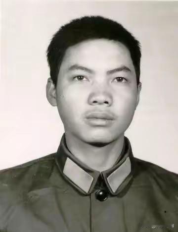 1984年，解放军排长下山巡逻，路上偶遇3名“解放军”，排长看了对方一眼，感觉不