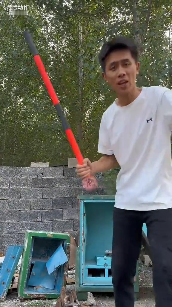 快看，你们公共区花三百块从粉丝那里淘了一台打不开的保险柜，看看能开出什么宝贝。成