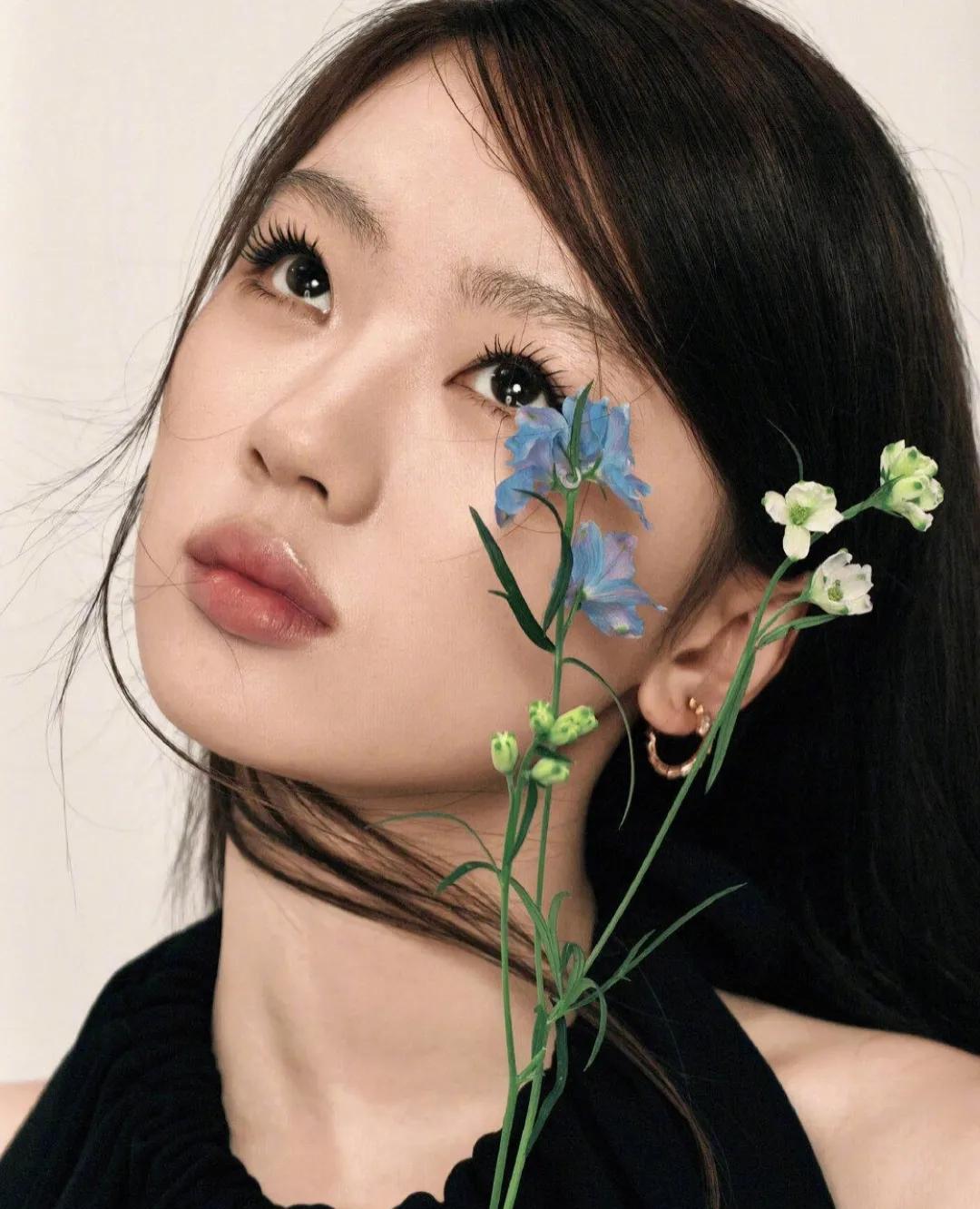 你可以吐槽单依纯的穿搭你也可以吐槽她的唱的歌曲但她有一个优点，人人都佩服她，