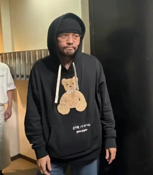 周杰伦现在长居墨尔本，那边没啥人认识他，可以正常生活。他在大陆影响力太大，走出