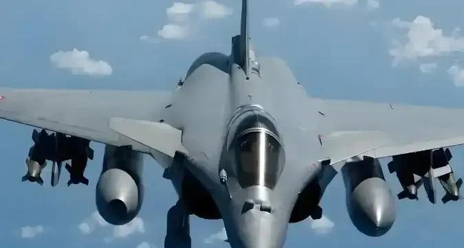 法国邀请歼-10C和霹雳15空空导弹参加巴黎航展，动机不简单！据媒体报道，法国