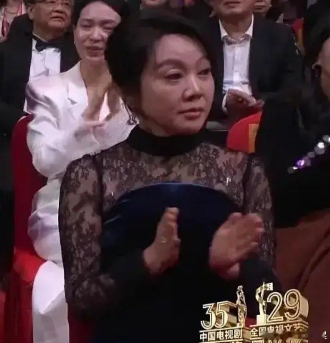 感觉闫妮都要哭了宋佳拿下飞天奖优秀女演员奖，镜头给到落选另外三人，闫妮脸色都变了