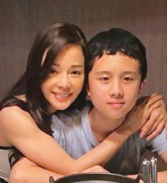 畸形的爱到底有多可怕？台湾女星狄莺，曾坚持母乳喂养12年，与儿子同床15年，就连