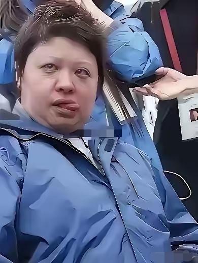 这是韩红什么时候的照片哦？痴痴呆呆的样子，表情怪怪的。眼睛也邪邪的，还伸出舌头。