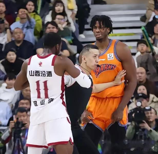 上海外援怀特塞德谈到迪亚洛，他是这样说的:毫无疑问，他是一个身体素质运动天赋