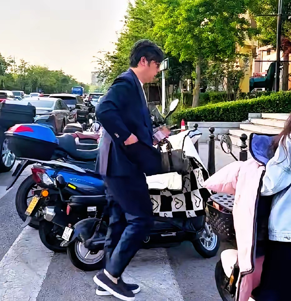 王岳伦李湘亮相北京街头，二人虽然离婚了，但相处的还是不错，没有反目成仇，反而像朋