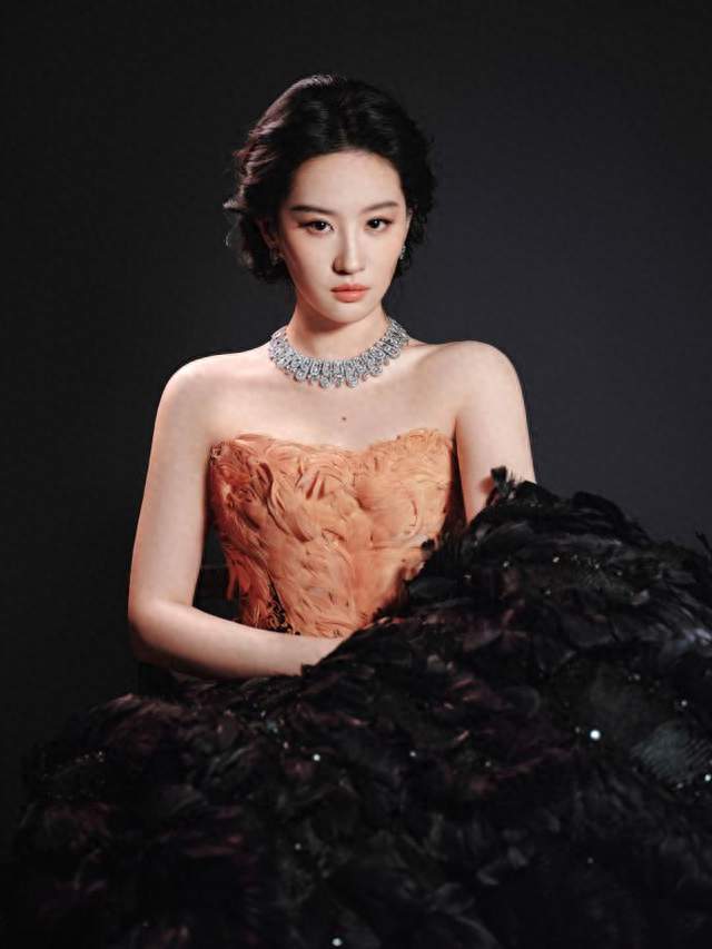 刘亦菲压轴三年了, 但这次最狠的不是“凤凰神女”