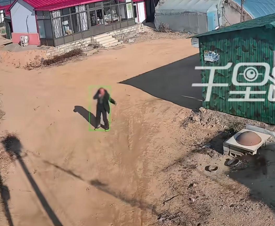 一把年纪跟13岁老狗过不去，用弹弓把狗眼球打碎，钢珠从眼窝打进鼻腔。事发辽宁丹东