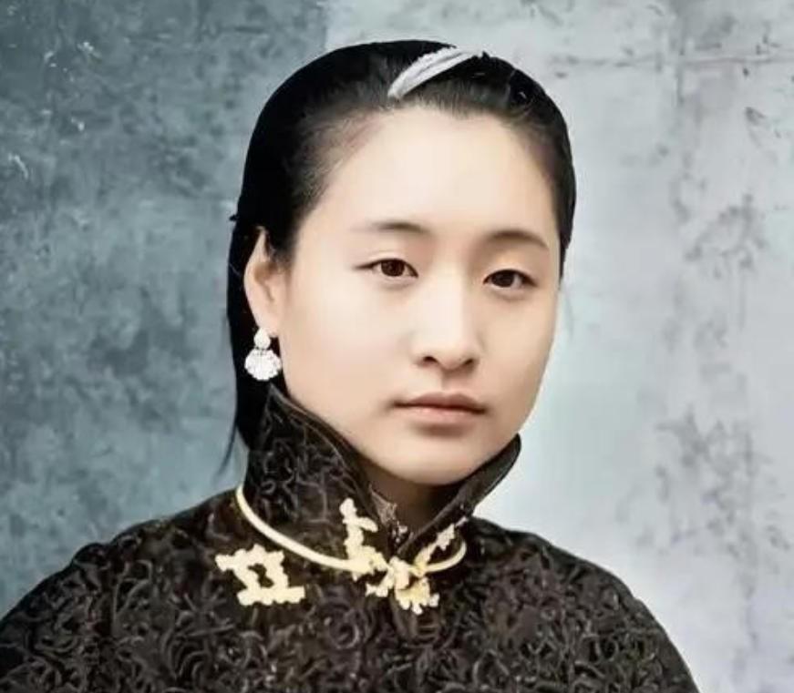 1916年，蔡锷病死了，小情人小凤仙参加完他的葬礼便消失了，直到1998年，她的