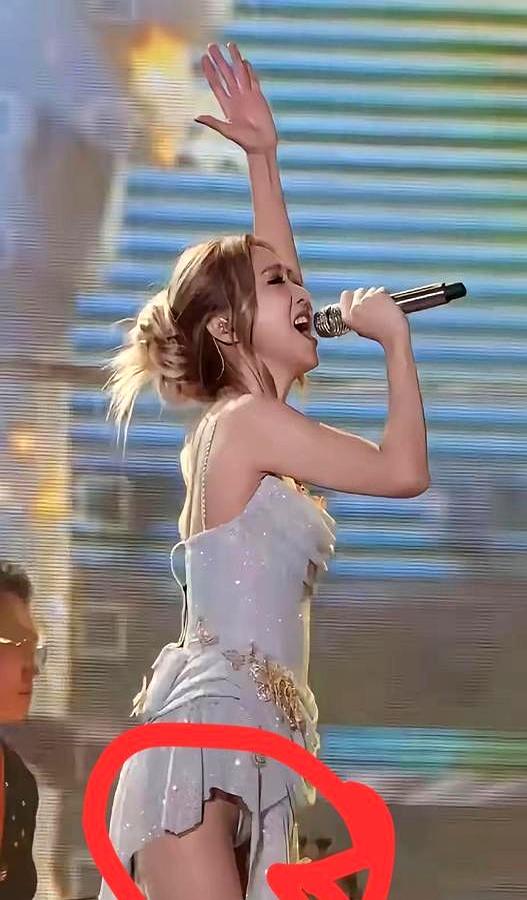 演唱会台下骂声一片，那条据说改了27次的流苏短裙和刻意打光，说白了就是精心设计。