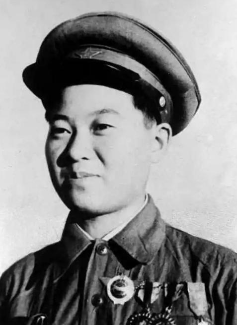 1950年，一名战士下身突然血流不止，医生刚要上前解开衣服查看伤势，却被他一把拦
