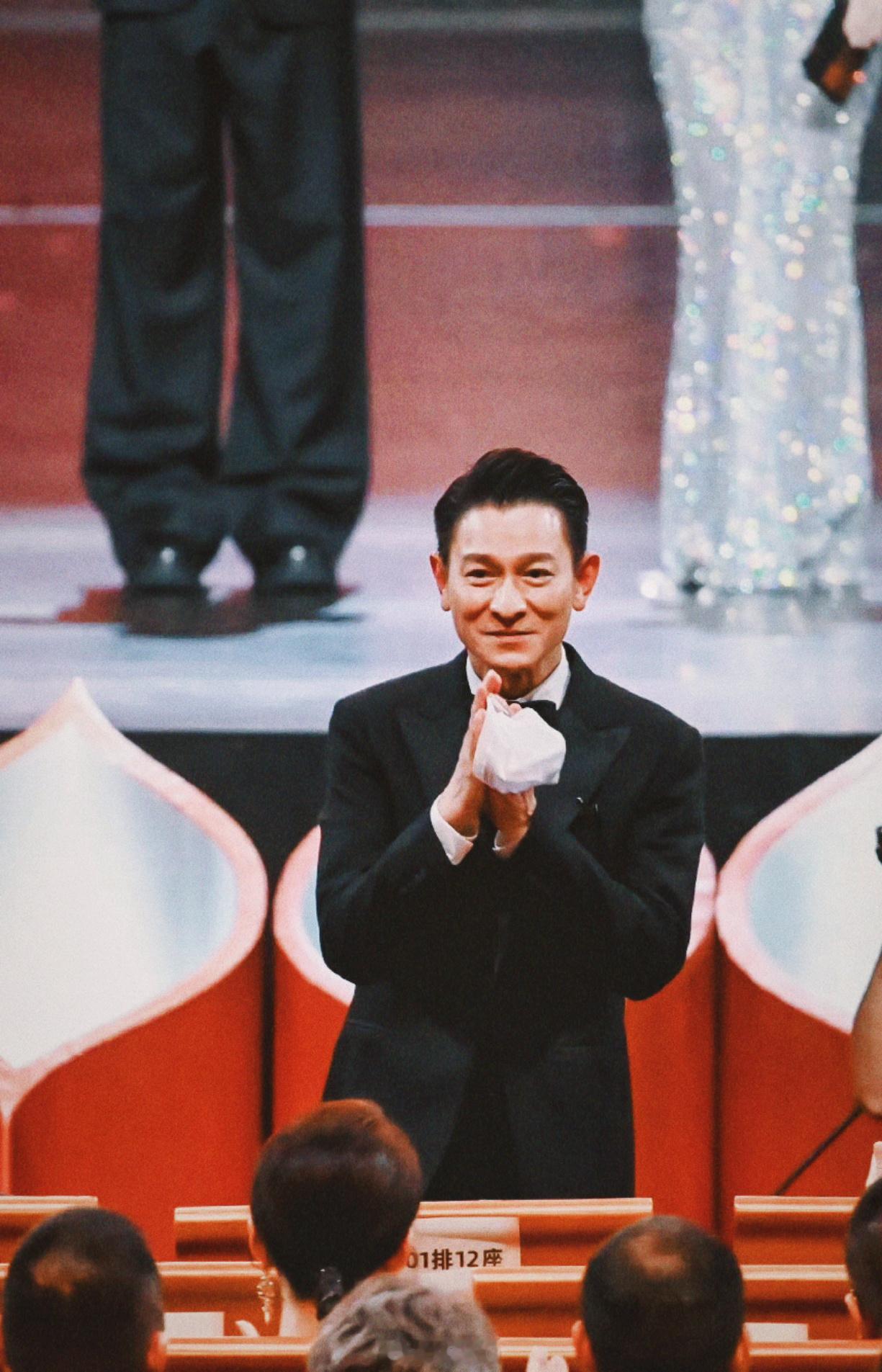 金鸡奖如火如荼举行闭幕式，重温2024刘德华在第37届金鸡奖颁奖典礼——潇洒西