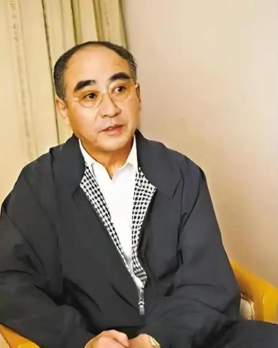 1980年，落魄庄则栋食堂打饭，没想到却被掌勺师傅当众质问，结局看哭无数人。 