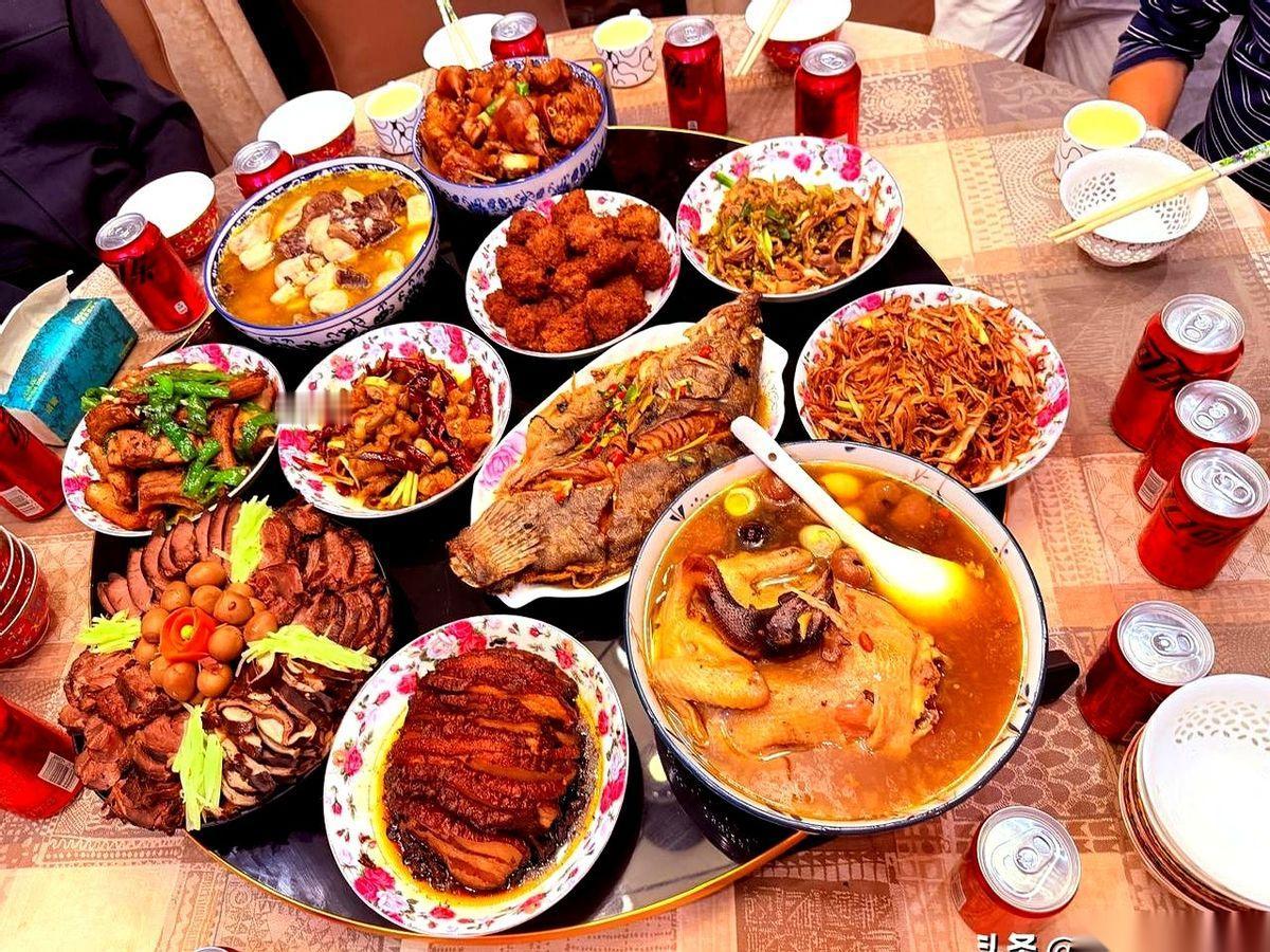 张艺兴那条年夜饭的动态，我来回刷了好几遍。第一眼还以为眼花了，这哥们不是长沙人