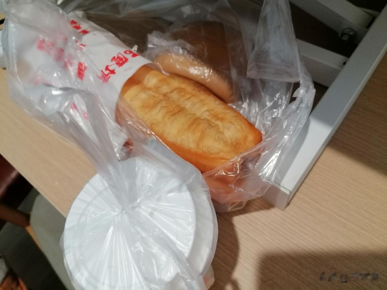 今天早餐我买了两个油条，一杯豆奶，外加一个红糖馒头，一共花了八元。我看了一下