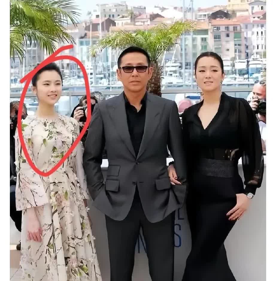 这应该是巩俐输得最惨一次合影吧？[呲牙笑]