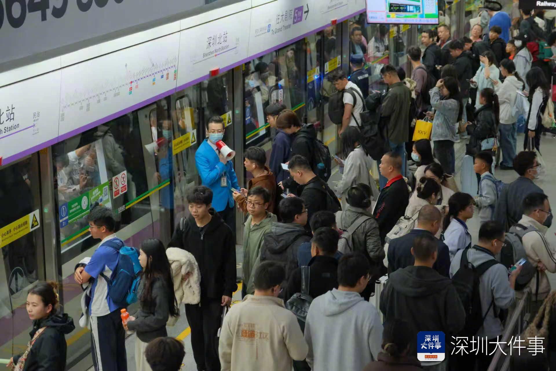 #深圳地铁谨防袈裟又回来了#【听劝！深圳地铁全网呼唤的“谨防袈裟”回来了！】#深