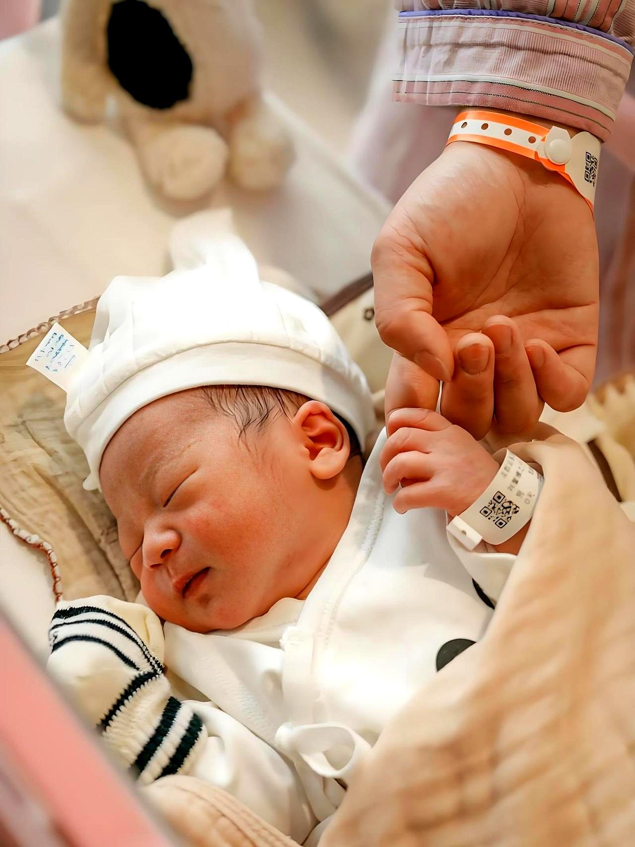 听家里老太太念叨，差点把刚喝的茶喷出来。她一本正经地催生，理由听着特耳熟：现在