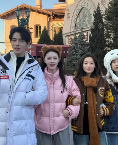 不是，这姐在男主旁边长这样?​​​