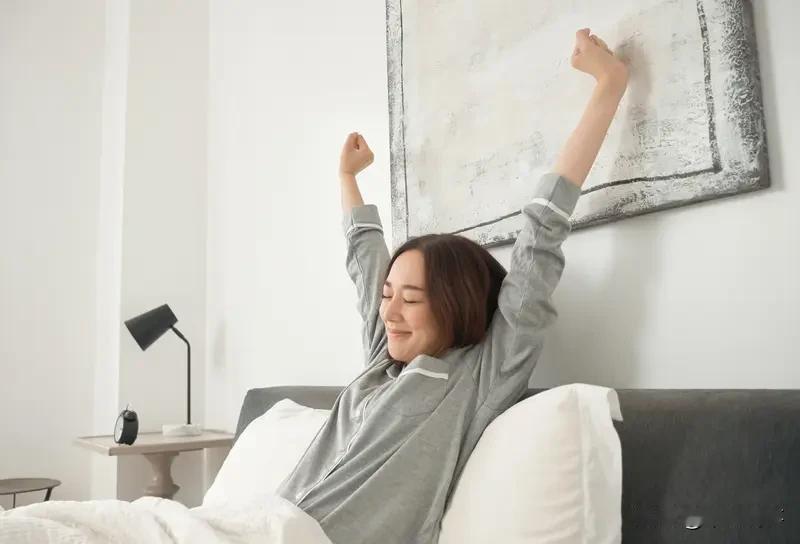 起床到底是先喝水还是先吃饭?起床先喝水还是先吃饭，这事儿还挺让人纠结。其实，医