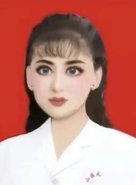 最近刷爆全网的山西女医生，很多人都说证件照美颜开太满了😂翻了她以前的照