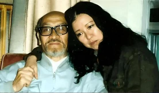 1990年，三毛跑到新疆和77岁的王洛宾同居。然而，王洛宾竟然说：“可以同居，