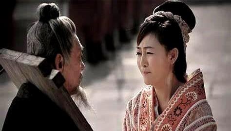 西汉文帝时，名医淳于意被判肉刑。官兵过来抓捕时，五个女儿追在身后哭泣：“父亲，不
