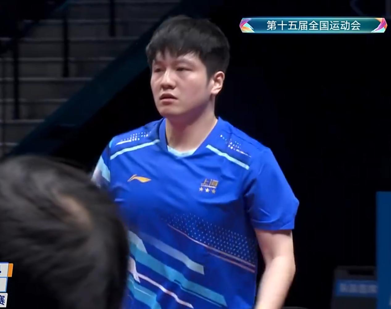 樊振东对阵周雨，周雨第四局暂停时和教练的对话太有意思了。第一局，樊振东一度以9