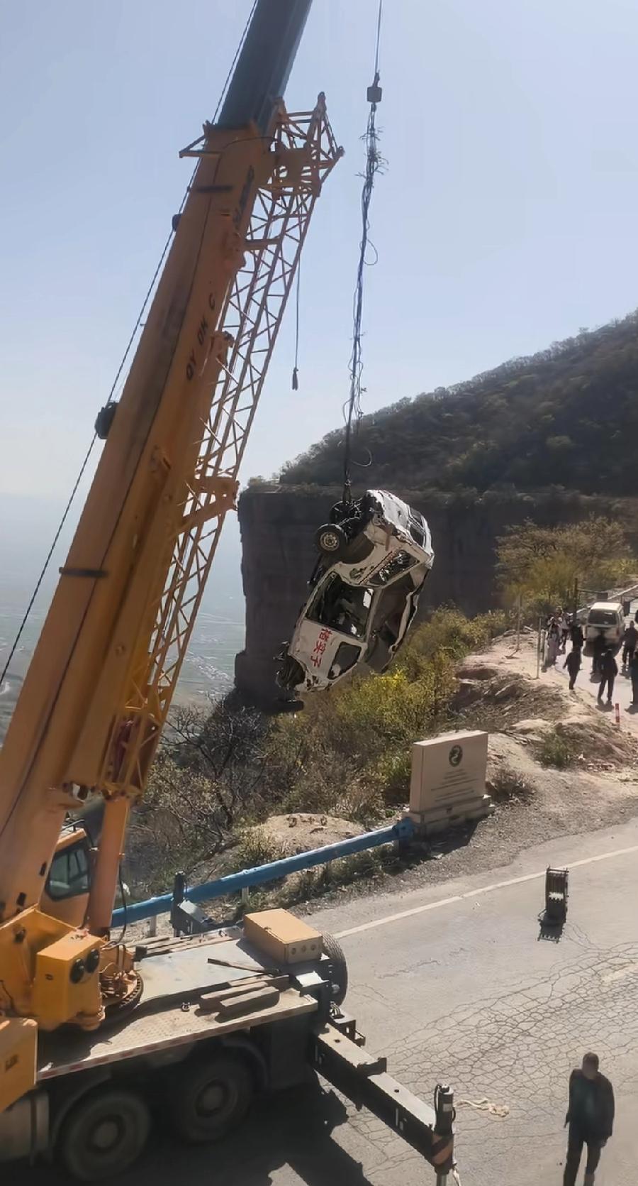 南太行坠崖面包车打捞现场，吊车都开过来了，悬崖下几百米，打捞够费劲的，其实不应该