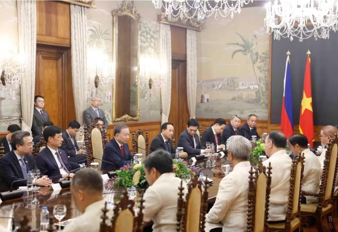 明白人！菲律宾对潘文江座位的安排，就比较中规中矩。潘文江之前委屈了，在新加坡