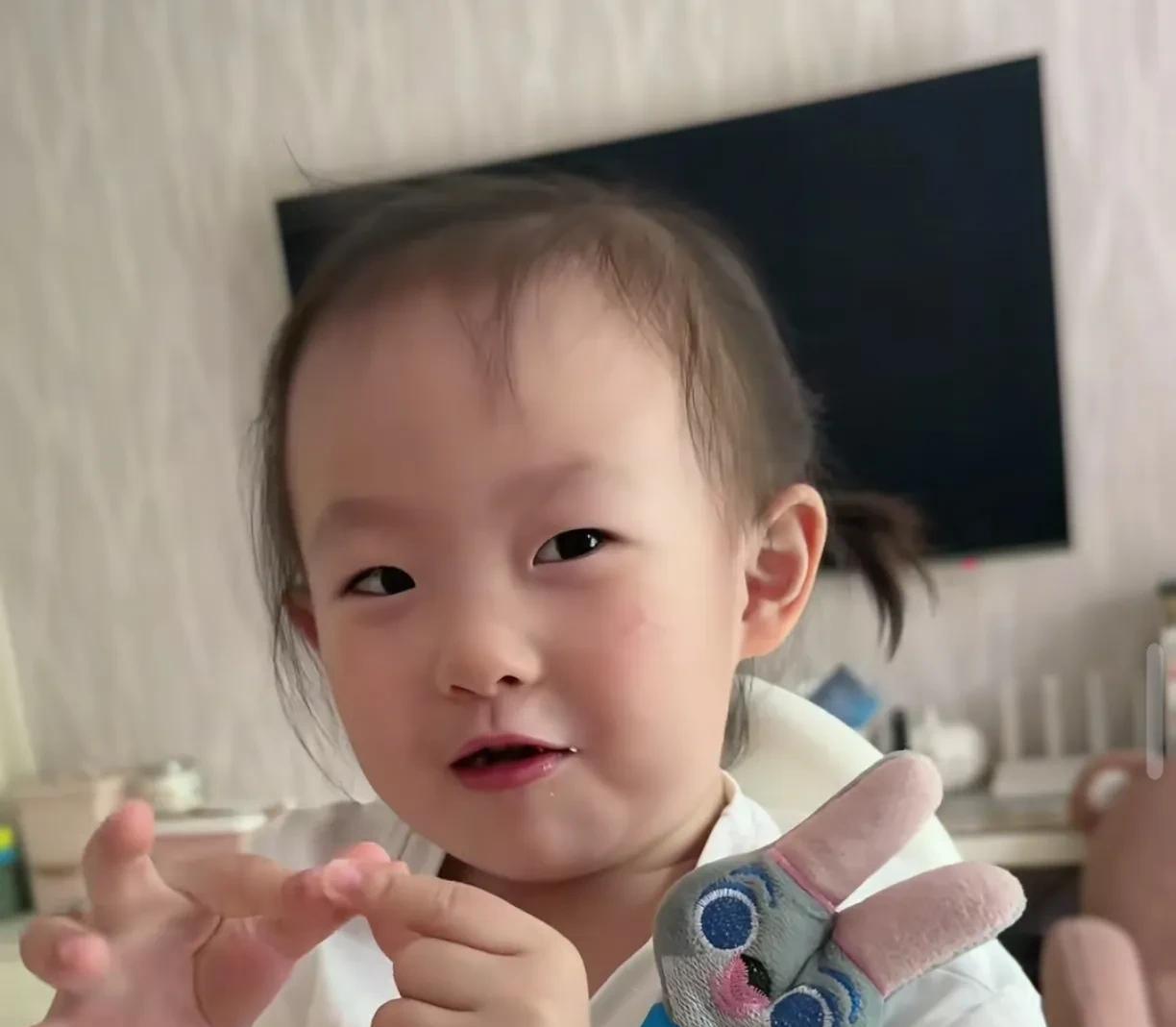 有网友说闪闪因为缺父爱，会抑郁。笑死了，农村那么多留守儿童，不仅没有父爱，连母爱