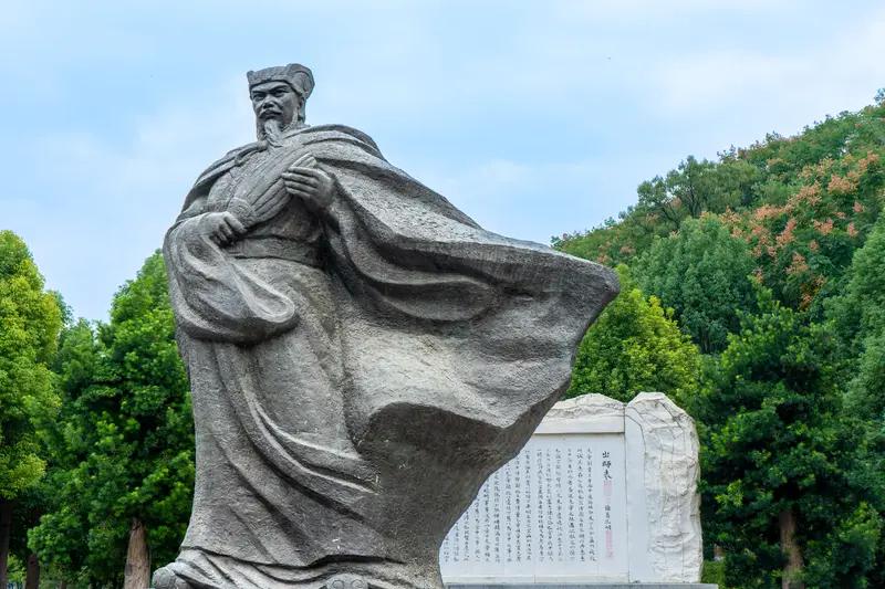 在《三国演义》里，诸葛亮就跟开了挂一样，简直是神一般的存在，妥妥的是书中的“最强