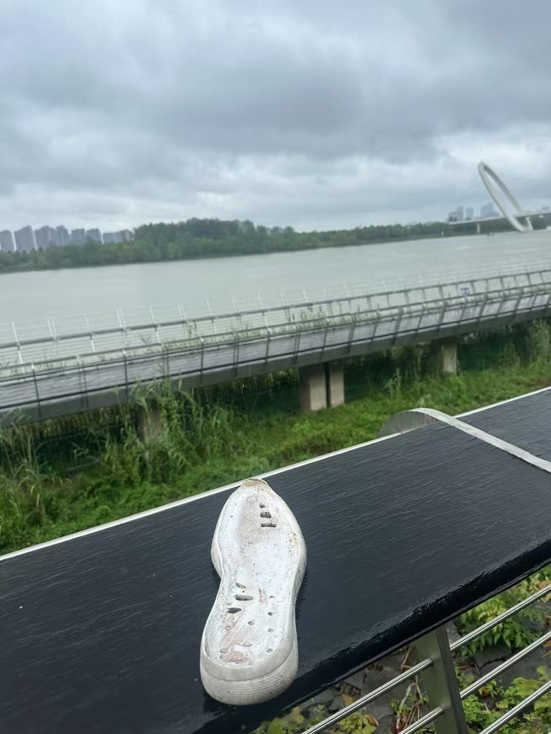 走路把鞋底走掉了是一种什么体验？？[笑着哭]​​​