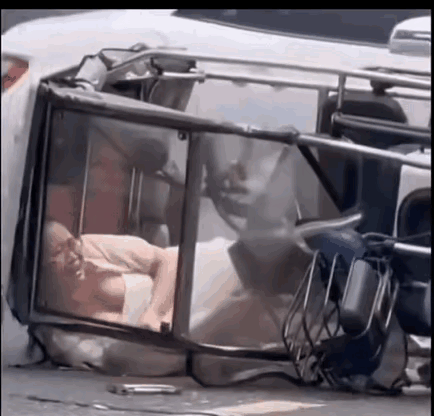 这也许就是人性，女子摔倒没人扶她起来。都装作没看见，有些男网友直言为什么要扶，