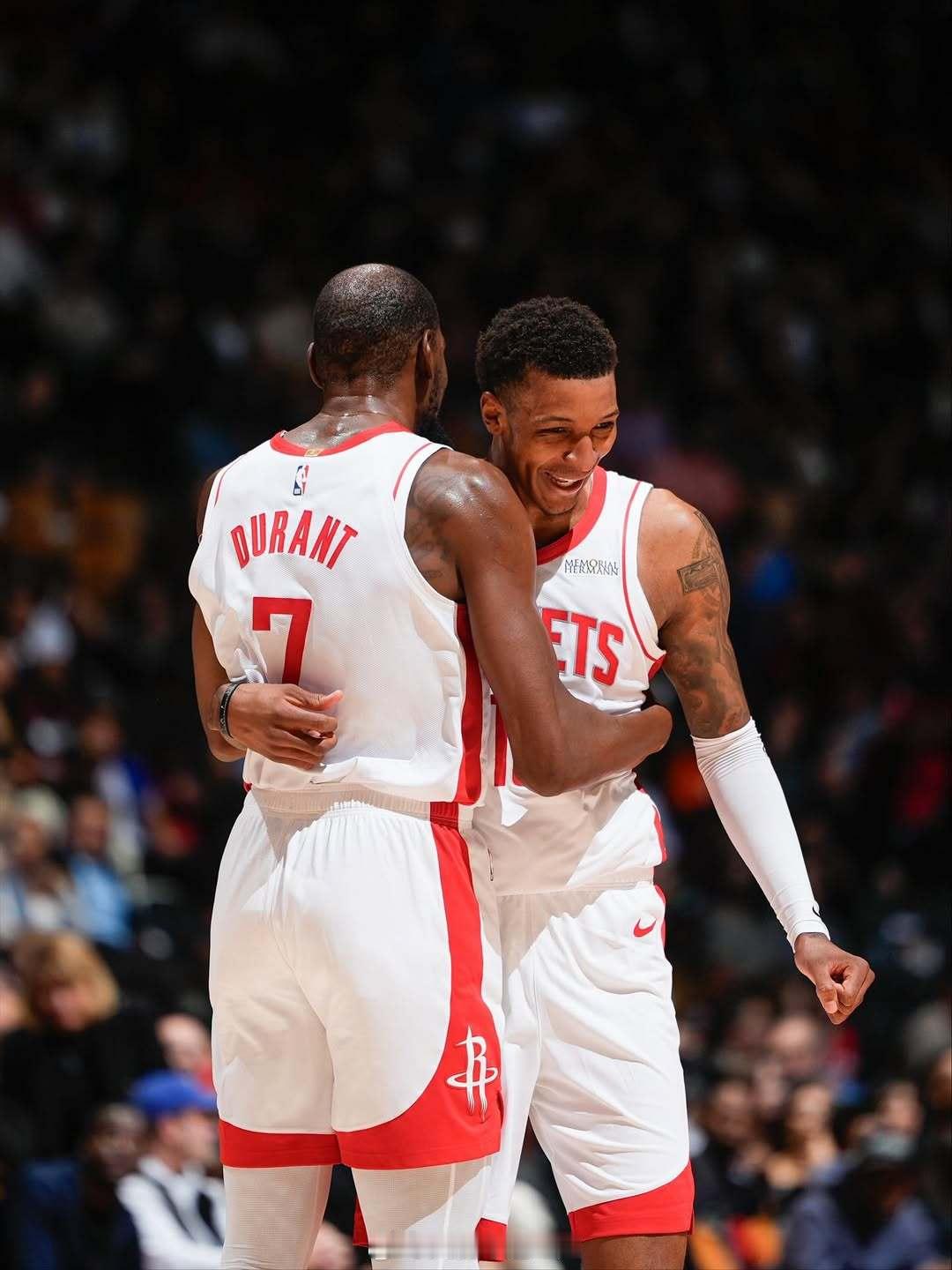 杜兰特谈到小贾追平职业生涯最高的四次盖帽时说：“天哪，太不可思议了。我觉得每一次