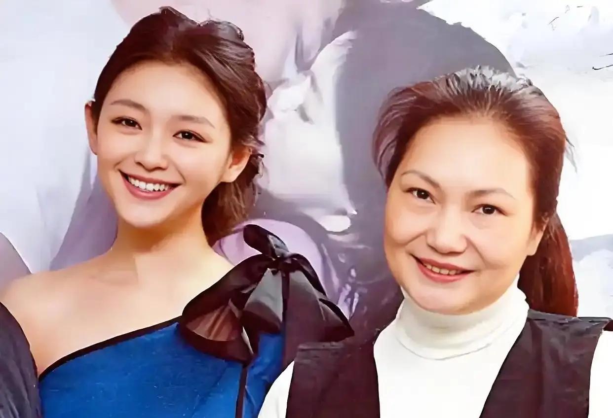 你注意到没，黄春梅那天去金宝山，穿的就是一身居家服。没盛装、没摆拍，像是楼下