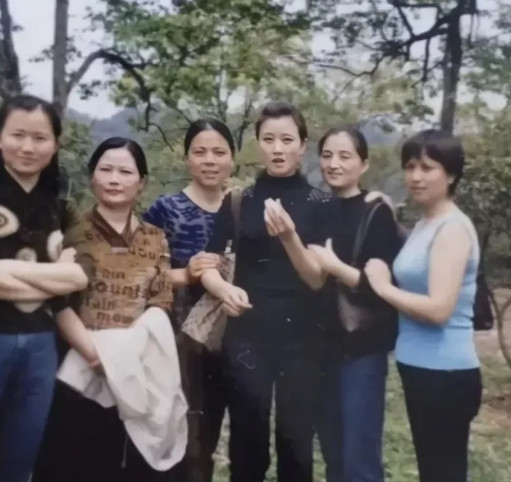 宋祖英回故乡，与儿时的伙伴们在一起，亲切交谈，嘘寒问暖，笑容满面，举止温柔，笑容