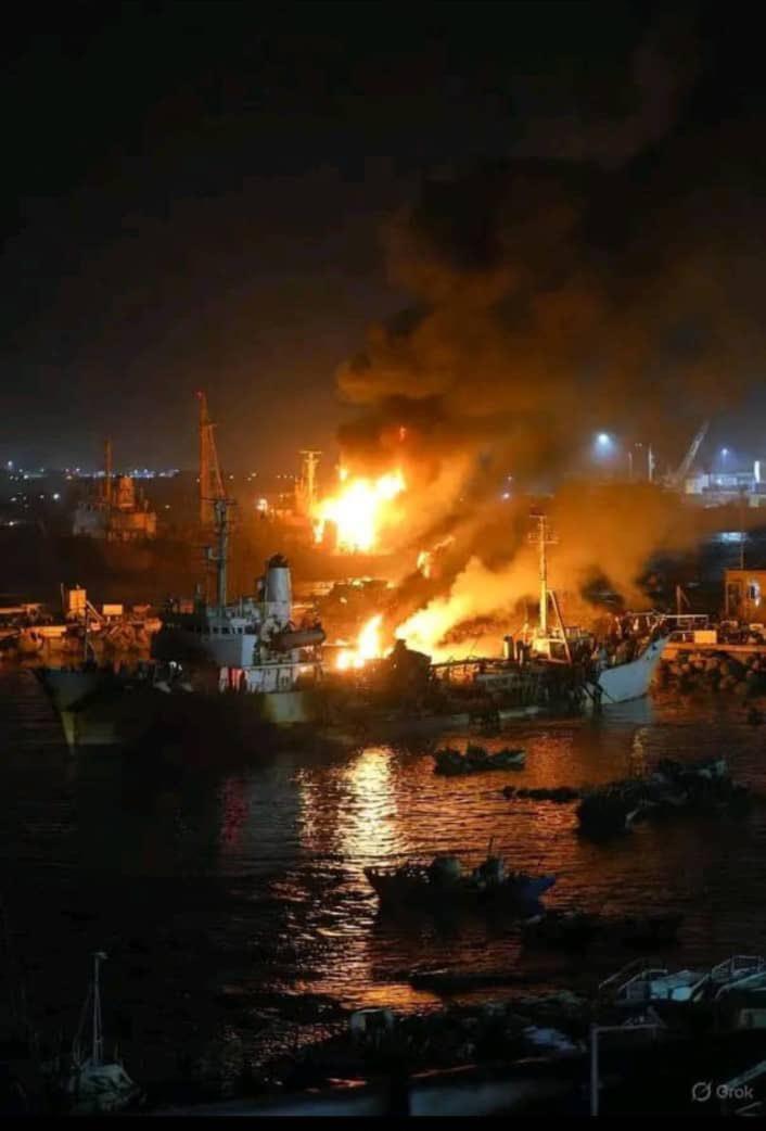 沙特袭击了在也门卸货的阿联酋的两艘货船。还得从也门的三支武装说起：沙特支持的也门