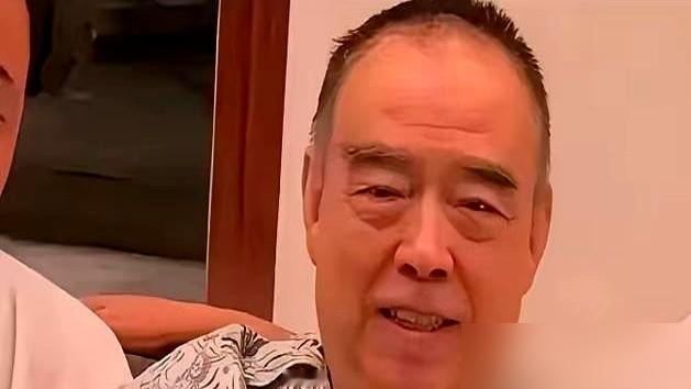 陈凯歌在三亚给亲戚倒茶，陈红就坐旁边，俩儿子一个都没回来。74岁了，老头弯腰斟水，没半点大导架子。大