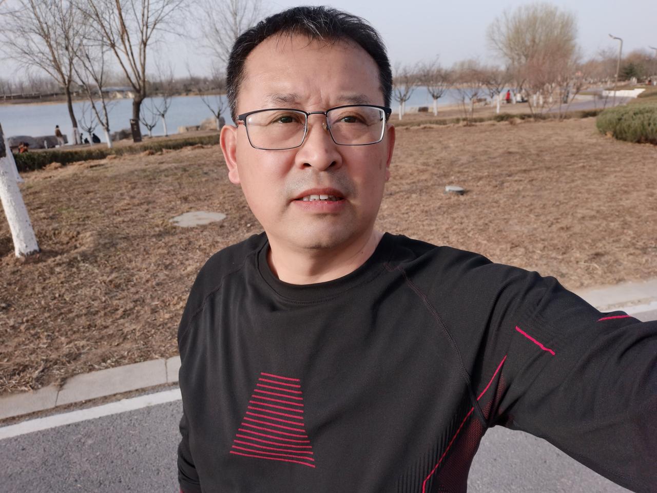 以前学抽烟叫偷尝禁果，烟害只有嗓子疼几十年前，吸烟的危害，只有嗓子疼一个症状