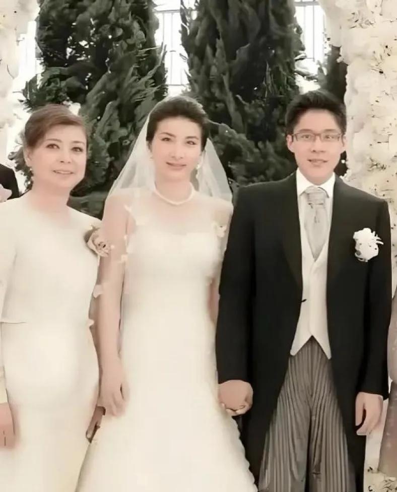 当年郭晶晶结婚时，她的父母退回了1100万彩礼和一套价值3亿的四合院，婚礼当天也