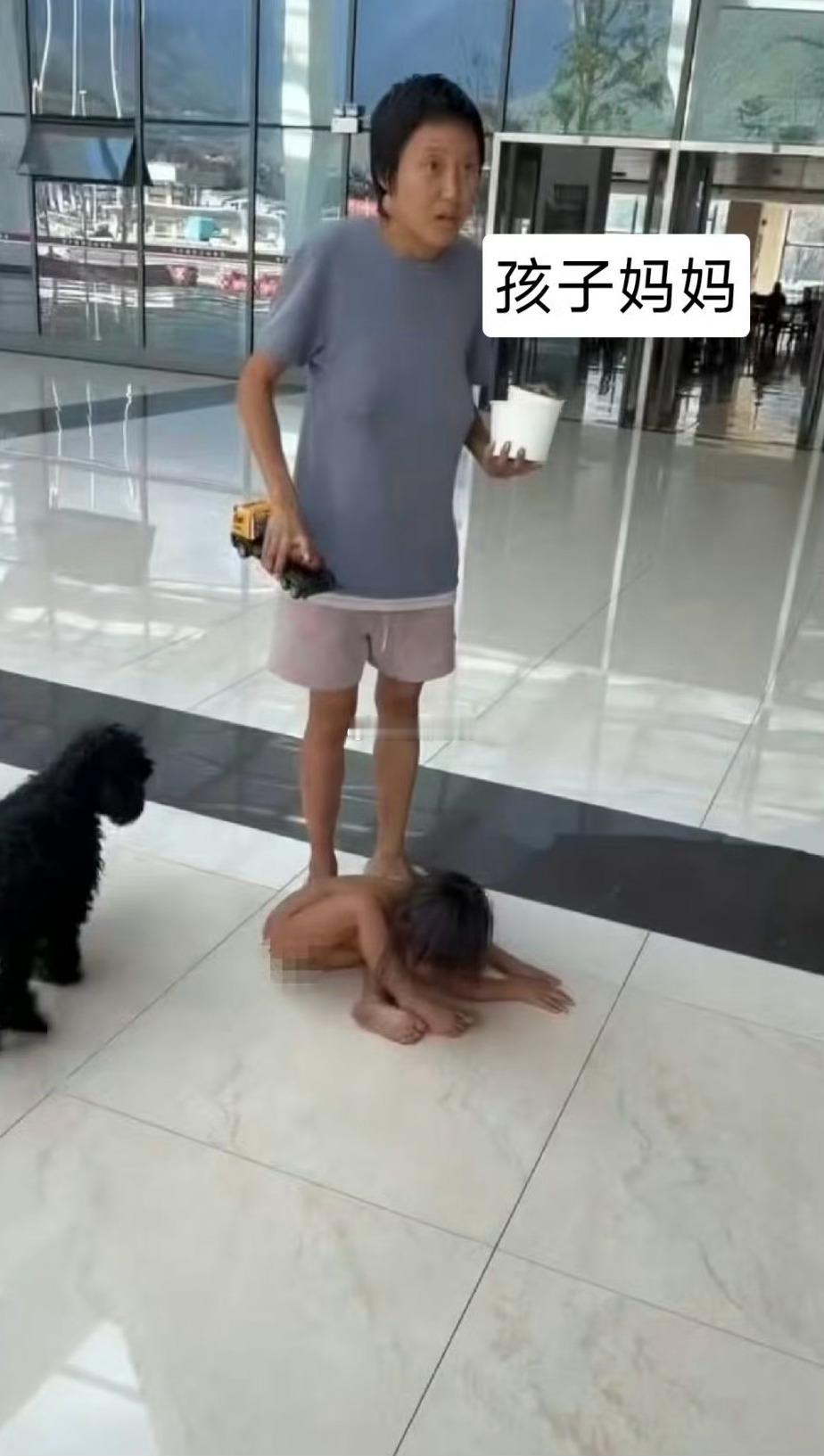 这是野人小孩的妈妈吗？网友拍到的。这女的学历是研究生？看着也不像啊。野人小孩爸爸