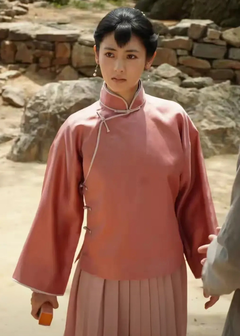邢菲在电视剧《生万物》中扮演十五六岁的地主家的傻丫头成功出圈，都说演得像。问题是