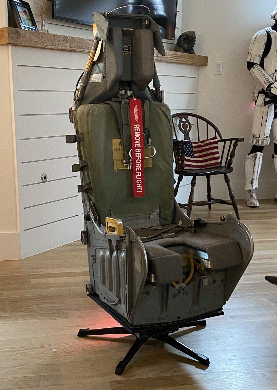 大多数人没有看过军用弹射座椅，美国有人将一个军用弹射座椅改造成了一把旋转椅，安全