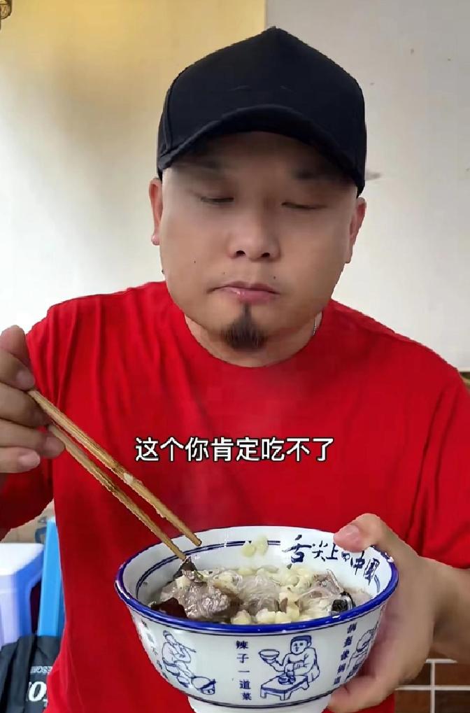 二百者也刚发完西安非遗面馆那条视频，桌上臊子面剩半碗，羊肉泡馍几乎没动，嘴里却连