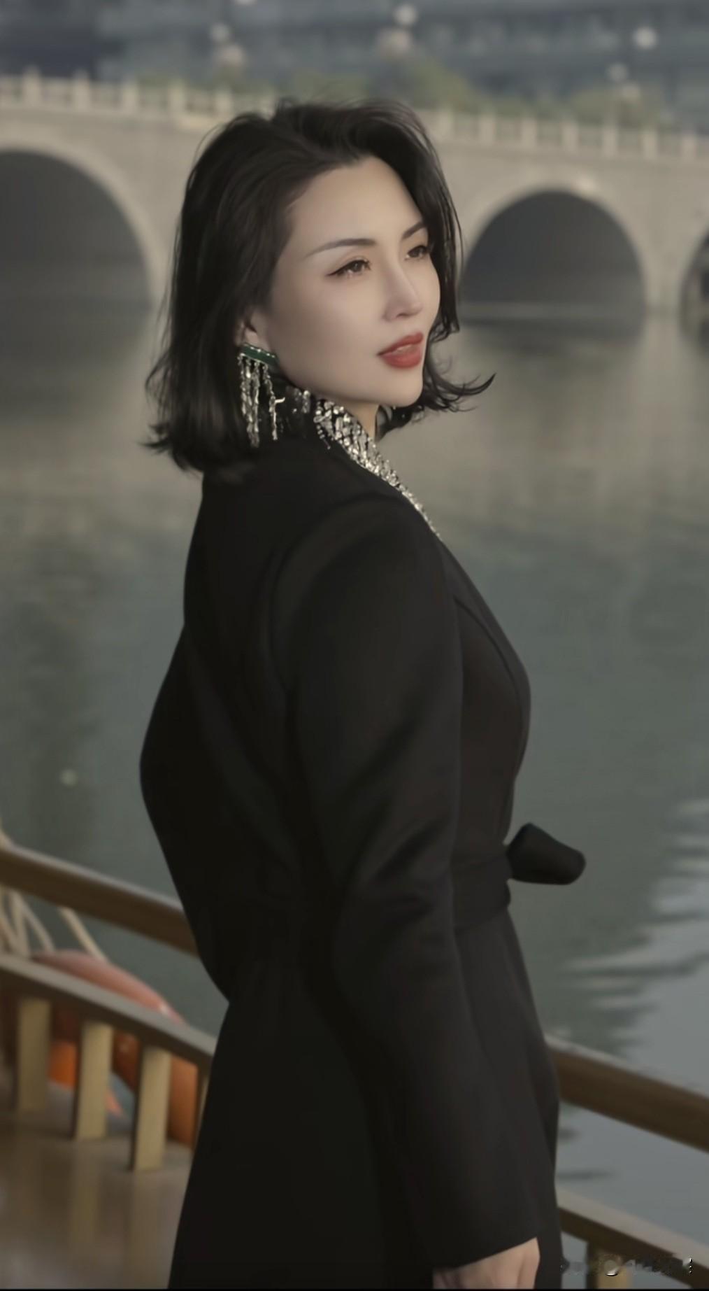 优雅黑裙，河畔风姿，尽显少妇迷人魅力。