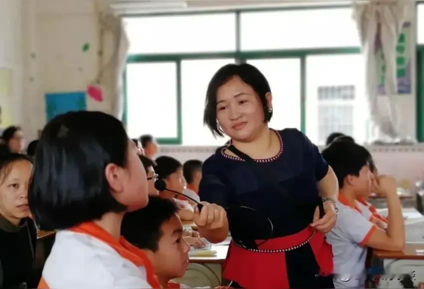 社会各个群体都自称“老师”，只有老师不敢自称老师，这是为什么呢？如今，“老